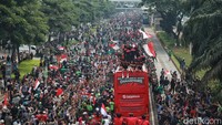 Pantauan di JPO Dukuh Atas, Sudirman, bus pawai melintas pukul 10.24 WIB. Warga membeludak mengikuti arak-arakan bus Timnas U-22 dan juara SEA Games 2023.