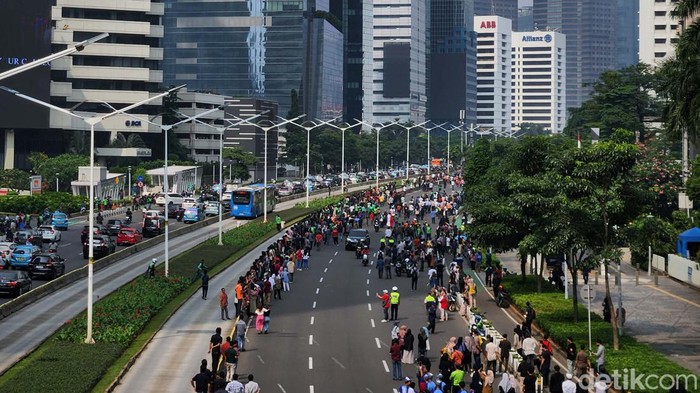 Penampakan Pawai Kontingen SEA Games 2023 Bus pawai Timnas U-22 dan Juara SEA Games 2023 melintasi kawasan Sudirman, Jakarta. Begini penampakannya.