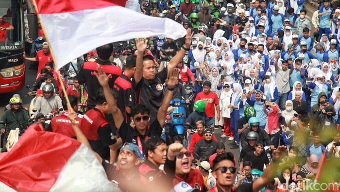 Penampakan Pawai Kontingen SEA Games 2023 Bus pawai Timnas U-22 dan Juara SEA Games 2023 melintasi kawasan Sudirman, Jakarta. Begini penampakannya.