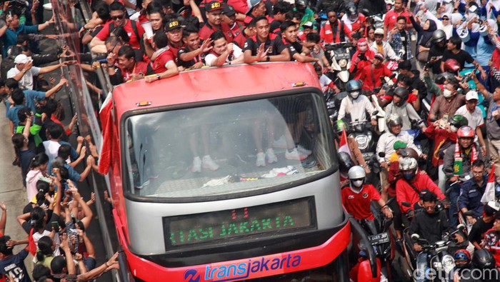Penampakan Pawai Kontingen SEA Games 2023 Bus pawai Timnas U-22 dan Juara SEA Games 2023 melintasi kawasan Sudirman, Jakarta. Begini penampakannya.