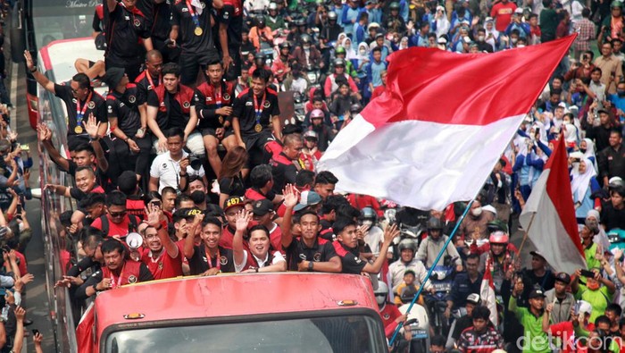 Penampakan Pawai Kontingen SEA Games 2023 Bus pawai Timnas U-22 dan Juara SEA Games 2023 melintasi kawasan Sudirman, Jakarta. Begini penampakannya.