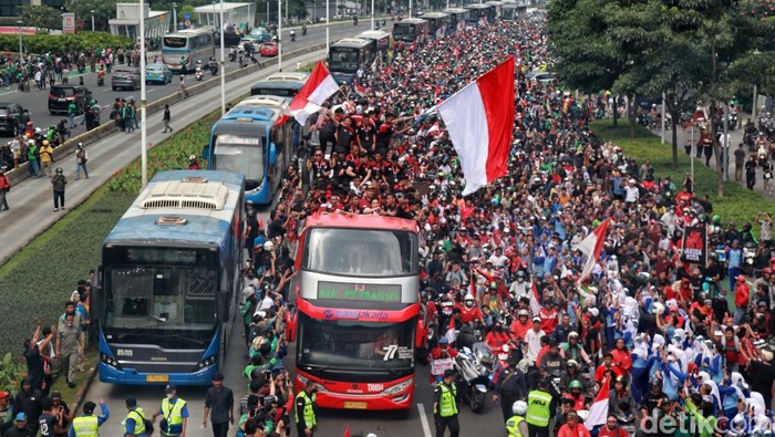 Bus pawai Timnas U-22 dan Juara SEA Games 2023 melintasi kawasan Sudirman, Jakarta. Begini penampakannya.