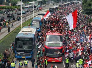 Warga Mengeluh Terjebak Macet di Sudirman Saat Kirab Juara SEA Games