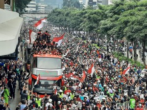 Riuh Warga Sambut Pawai Atlet SEA Games RI