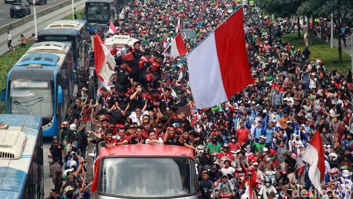 Bus pawai Timnas U-22 dan Juara SEA Games 2023 melintasi kawasan Sudirman, Jakarta. Begini penampakannya.