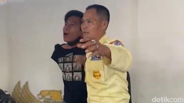 Pencopet beraksi saat pawai juara SEA Games diamankan sekuriti Kemenpora, Jumat (19/5/2023).