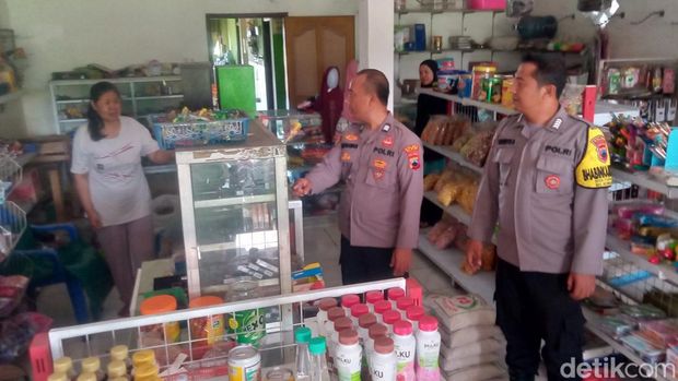 Polsek Kebonarum menyelidiki lokasi pencurian di toko swalayan.