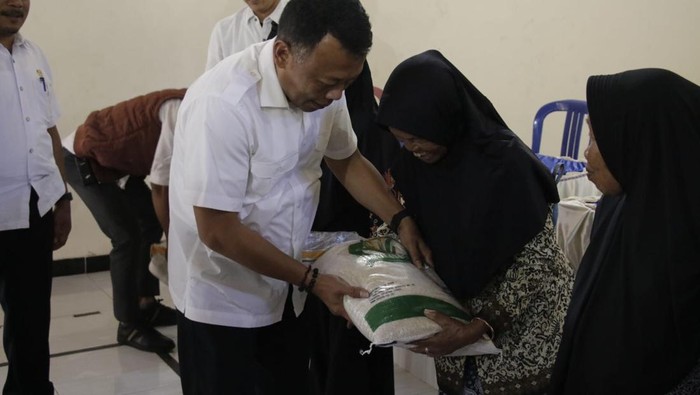 Penyaluran beras ke KPM