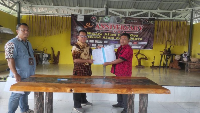 Penyerahan bantuan Kemenparekraf berupa peralatan untuk Destinasi Wisata Seribu Goa Banuarea.