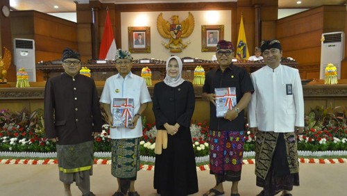 Penyerahan Laporan Hasil Pemeriksaan BPK atas Laporan Keuangan Pemerintah Daerah Provinsi Bali Tahun Anggaran 2022 kepada Gubernur Bali Wayan Koster (kiri) dan Ketua DPRD Provinsi Bali I Nyoman Adi Wiryatama (kanan) di Gedung Rapat DPRD Bali, Jumat (19/5/2023).