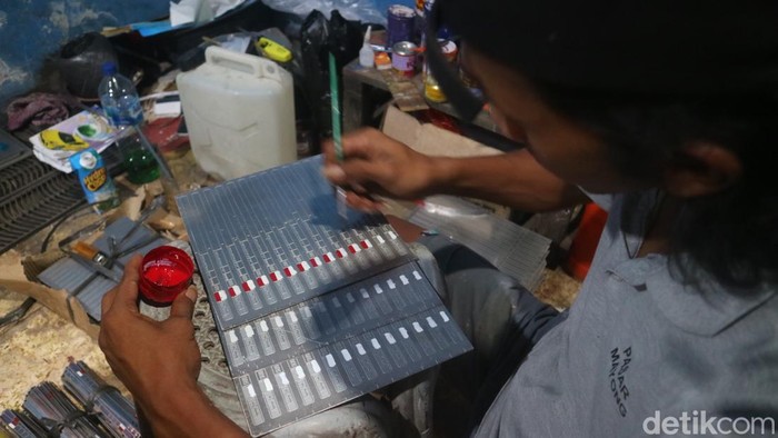 Perajin monel Jepara menyelesaikan pesanan pembuatan gelang haji. Foto diambil Jumat (19/5/2023).