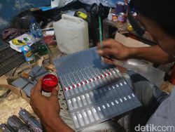Melihat Sibuknya Perajin Monel Jepara Garap Pesanan Gelang Haji