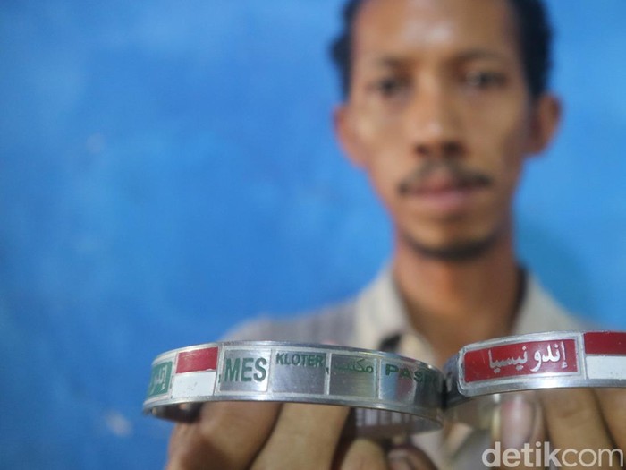 Perajin monel Jepara menyelesaikan pesanan pembuatan gelang haji. Foto diambil Jumat (19/5/2023).