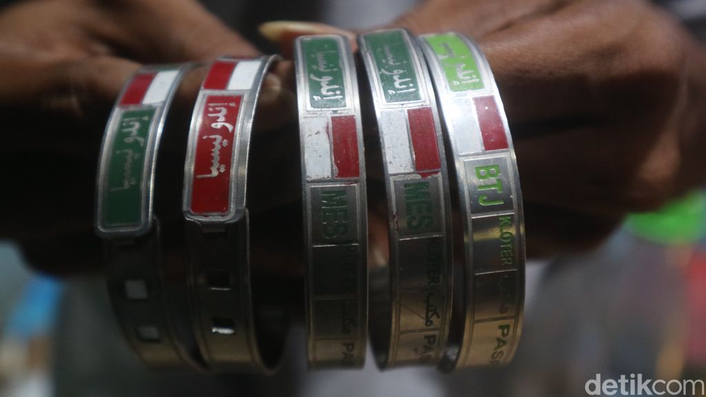 Perajin monel Jepara menyelesaikan pesanan pembuatan gelang haji. Foto diambil Jumat (19/5/2023).