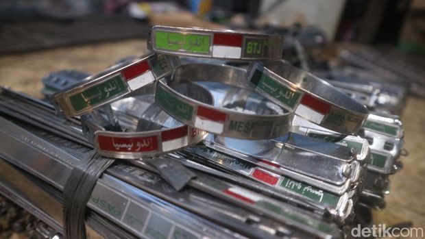 Perajin monel Jepara menyelesaikan pesanan pembuatan gelang haji. Foto diambil Jumat (19/5/2023).