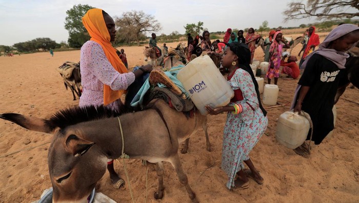 A Sudanese girl who fled the conflict in Sudan's Darfur region and newly arrived, fetches water from a well that was dug near the border between Sudan and Chad, while seeking refuge, in Goungour, Chad May 12, 2023. REUTERS/Zohra Bensemra        TPX IMAGES OF THE DAY