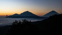 Matahari terbit di atas Gunung Agung di Kintamani, Bali, Indonesia, pada 18 Mei 2023.