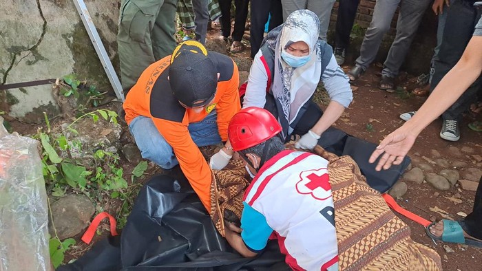 Petugas mengevakuasi mayat bayi yang tewas di sumur, Jumat (19/5/2023).