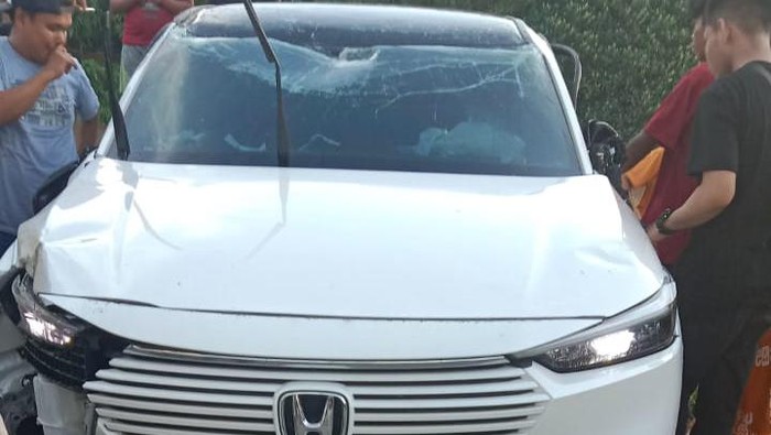Gadis ABG berinisial L (14) di Kabupaten Pinrang, Sulawesi Selatan (Sulsel) menabrak pohon saat belajar menyetir mobil.
