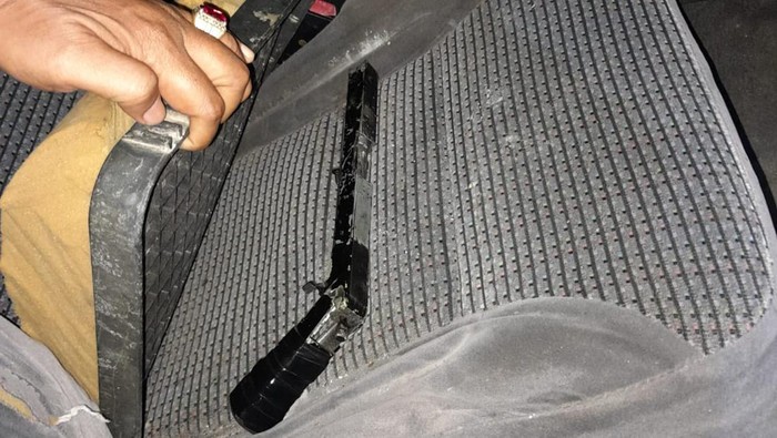 Pistol rakitan yang ditemukan di dalam mobil sedan di Jember