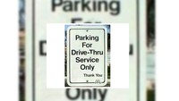 Dinilai tak masuk akal, papan penanda drive thru di gerai Mcdonalds ini berbeda dengan yang lain. Ada parkir khusus layanan drive thru padahal pelanggan drive thru tak membutuhkannya. Foto: Riders Digest