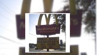 Berusaha menuliskan harga menu dengan jelas, gerai McDonalds ini bikin pelanggan bingung. Tulisannya seoilah menawarkan es batu dan bacon. Foto: Riders Digest