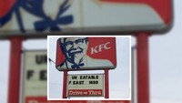 Bukan menawarkan menu baru, gerai KFC ini justru menyebut makanan mereka tak dapat dikonsumsi. Sepertinya ada beberapa huruf yang hilang dalam papan penandanya. Foto: Riders Digest