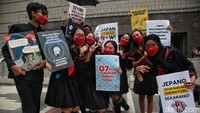 Aksi protes tersebut berjalan tertib.