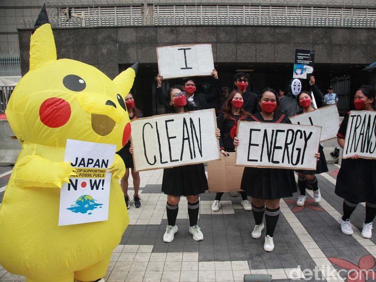 Ada Pikachu Demo di Kedubes Jepang Minta Setop Danai Energi Fosil
