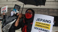 Sejumlah aktivis menggelar unjuk rasa di depan Kedubes Jepang, Jl MH Thamrin, Jakarta, Jumat (19/5/2023). 