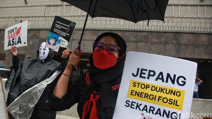 'Pokemon' Demo Kedubes Jepang, Kenapa Ya? Massa menggelar aksi di Kedubes Jepang untuk mendesak menghentikan pendanaan energi fosil. Dalam aksinya, salah satu peserta memakai action figure pokemon.