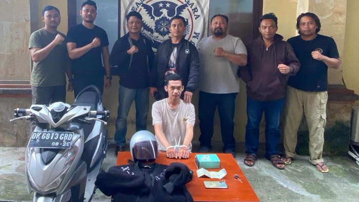 Polda Bali menangkap seorang jambret yang menyasar emak-emak yang kerap menaruh dompetnya pada dasbor sepeda motor.