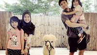 Selama ini, rumah tangga Desta-Natasha Rizki tampak begitu harmonis. Tidak ada pula isu miring yang melanda pernikahan 10 tahun mereka itu. (Foto: Instagram @desta80s)