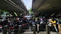 Kemacetan terjadi sejak pukul 08.00 WIB sejak arak-arakan dimulai. Hingga pukul 10.08 WIB, lalu lintas masih terpantau macet.