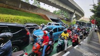 Warga pun harus bersabar menunggu kemacetan terurai.