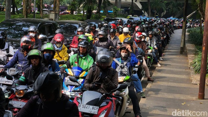 Potret Kemacetan Imbas Pawai Timnas U-22 dan Juara SEA Games 2023 Timnas U-22 dan juara SEA Games menggelar arak-arakan dari Stadion Utama GBK menuju Bundaran HI. Lalu lintas di Jalan Sudirman hingga Gatot Subroto macet.