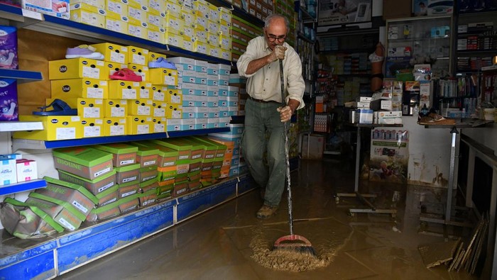 Potret SPBU Hingga Toko di Italia Terendam Banjir A person removes muddy water after heavy rains hit Italy's Emilia Romagna region, in Castel Bolognese, Italy, May 18, 2023. REUTERS/Jennifer Lorenzini