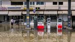Potret SPBU Hingga Toko di Italia Terendam Banjir