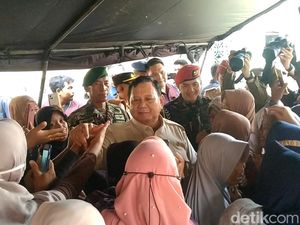 Saat Emak-emak Berebut Salaman dengan Prabowo di Pekalongan