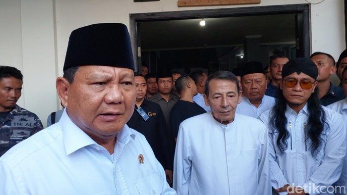 Prabowo Subianto mengunjungi kediaman Habib Luthfi bin Yahya di Pekalongan, Jumat (19/5/2023).