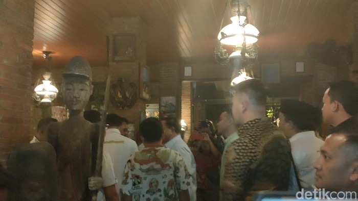 Prabowo Subianto menyalami satu per satu relawan yang hadir di Wedangan Solo, Jumat (19/5/2023).