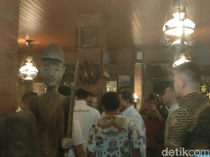 Momen Prabowo Salami Satu Per Satu Relawan Jokowi-Gibran di Solo