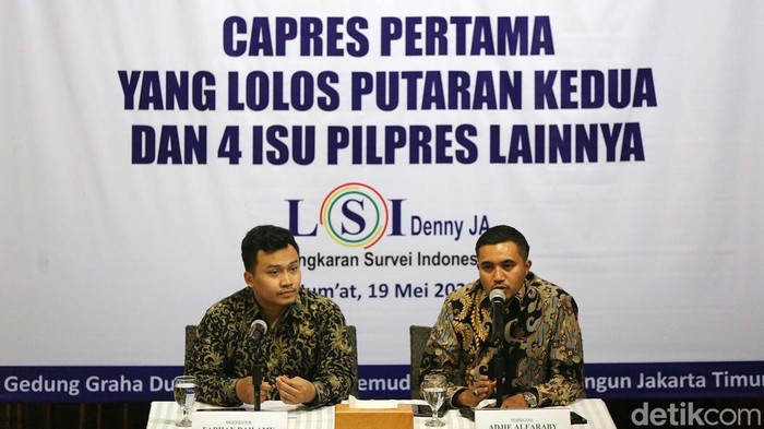 Lembaga survei Lingkaran Survei Indonesia (LSI) Denny JA merilis survei elektabilitas calon presiden (capres) pertama yang lolos putaran kedua Pilpres 2024, Jumat (19/5). Hasilnya Ketua Umum Gerindra Prabowo Subianto unggul dibanding Ganjar Pranowo dan Anies Baswedan.