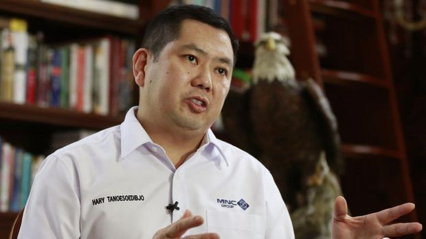 Presiden dan CEO Grup Media Nusantara Citra (MNC) Hary Tanoesoedibjo saat wawancara dengan The Associated Press di Jakarta, Indonesia. Miliarder Hary Tanoesoedibjo mendirikan partai politiknya sendiri dan berambisi untuk mencalonkan diri sebagai presiden Indonesia pada tahun 2019, tetapi sekarang mengatakan dia akan mendukung Presiden Joko Widodo saat ini. Perusahaannya sedang membangun dua resor di Indonesia - satu di Bali dan satu lagi di Jawa Barat - yang melibatkan bisnis Trump melalui kesepakatan manajemen dan lisensi. (File Foto - AP Photo/Achmad Ibrahim, File)