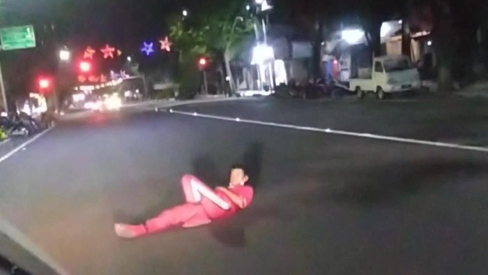 Pria di Lamongan diduga ODGJ tidur-tiduran di jalan