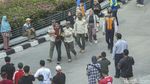 Pria Diduga Copet Digiring Satpol PP saat Arak-arakan SEA Games