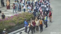 Beberapa copet yang tertangkap tangan langsung digiring petugas untuk diamankan.