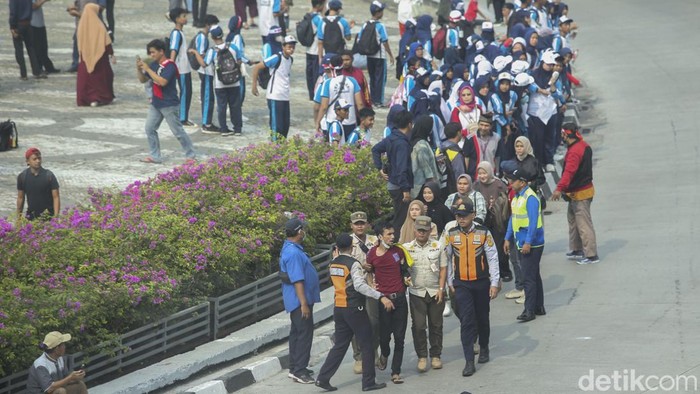 Pria Diduga Copet Digiring Satpol PP Pria Diduga Copet Digiring Satpol PP