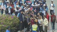 Antusias warga yang datang hingga berdesakan membuat kesempatan bagi para copet untuk melancarkan aksinya.