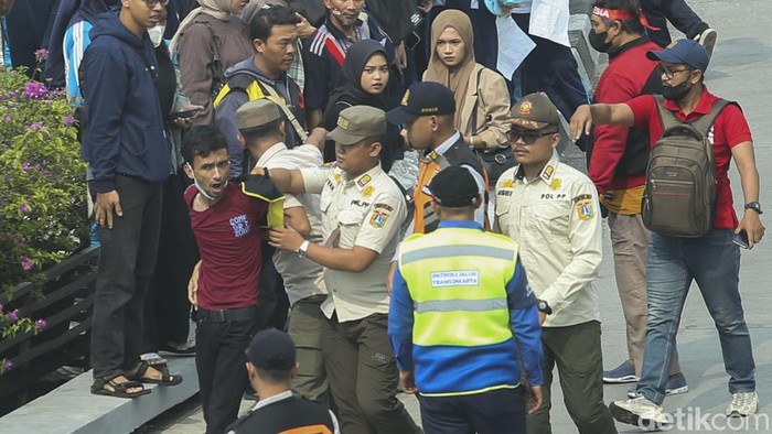 Pria Diduga Copet Digiring Satpol PP